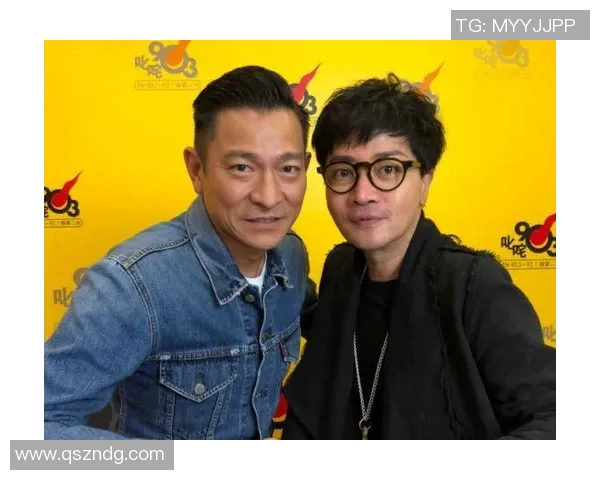 力哥与足球明星亲密合影高清照片展现球场魅力与友谊的瞬间